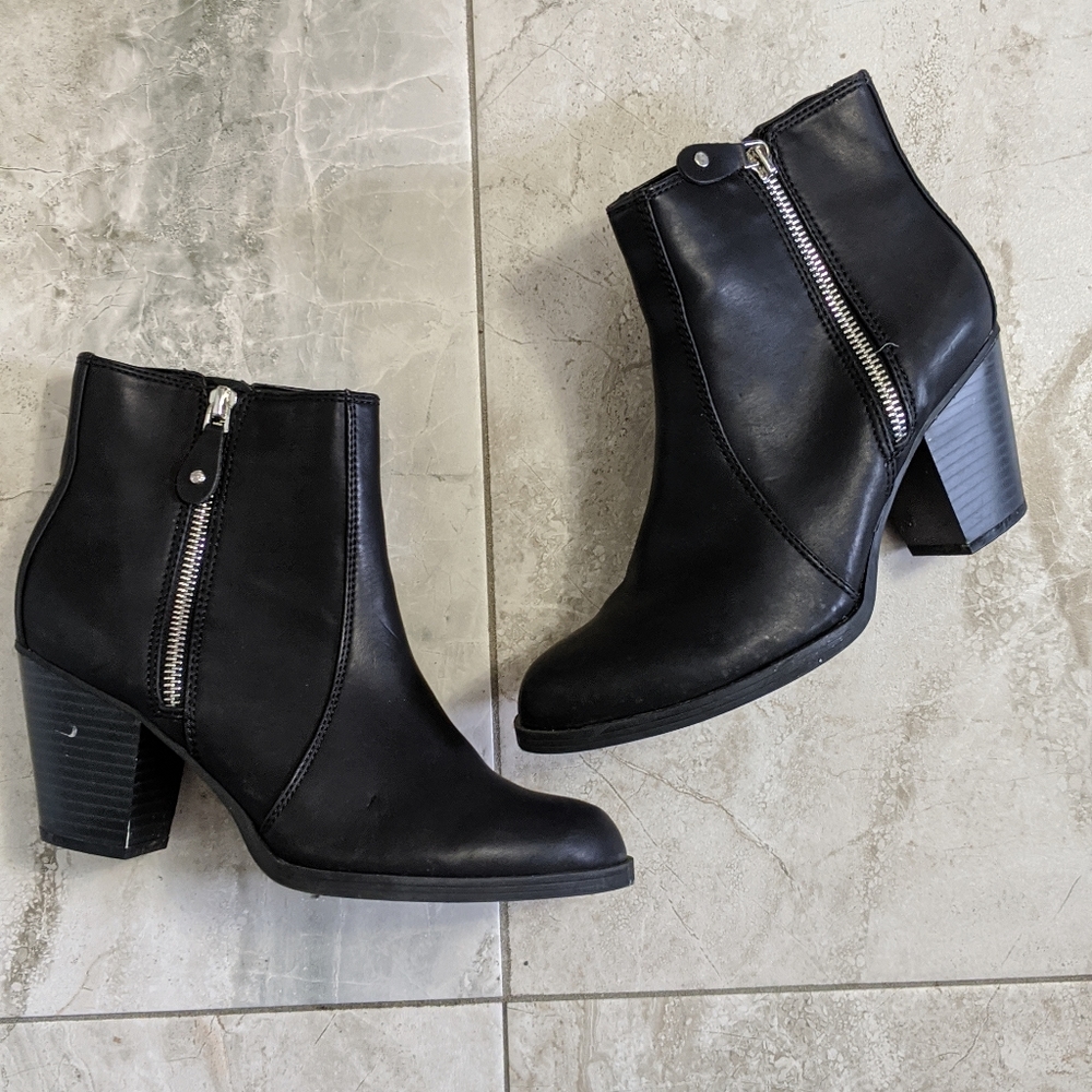 Black Vera Wang Ankle Booties in size 8M